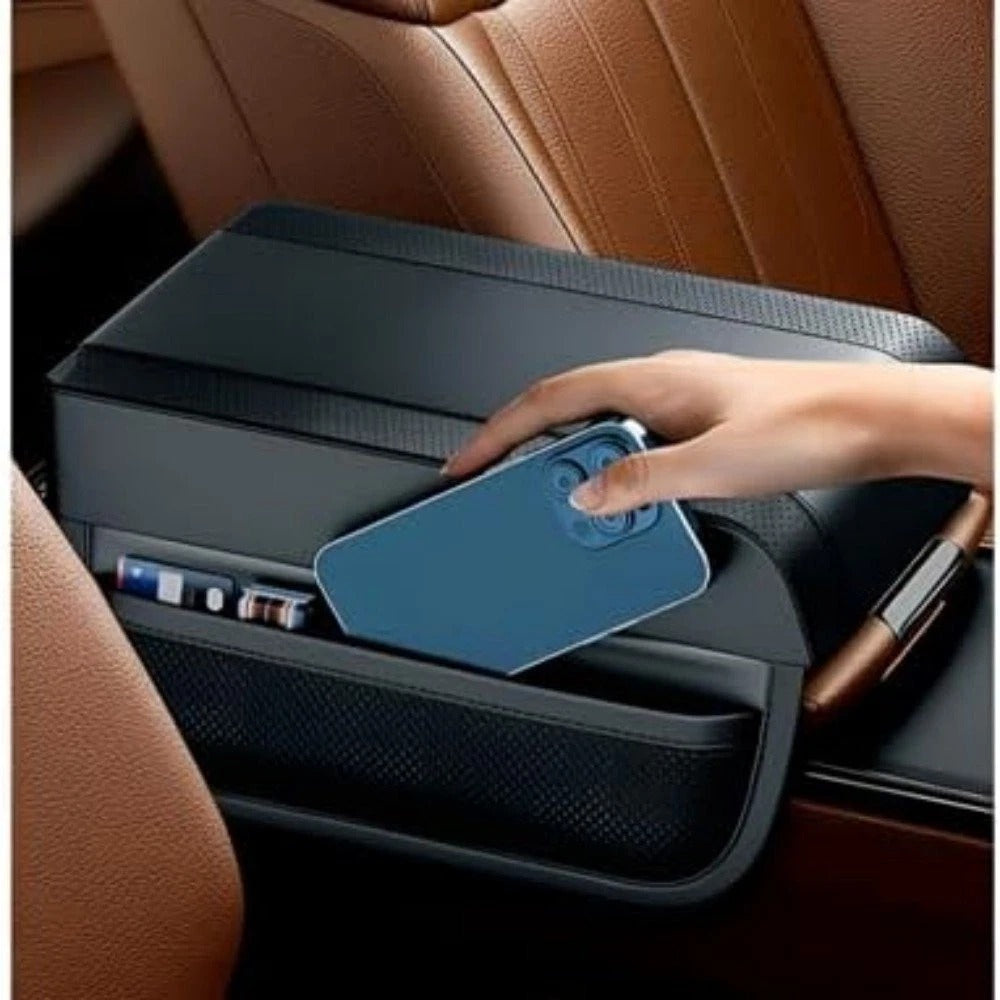 Car seat隙收纳盒在车内使用，手正在将手机放入其中。